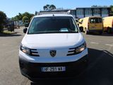 une camionnette blanche garée dans un parking