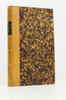 un livre marron et jaune posé sur une table blanche