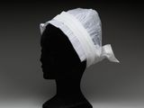 un gros plan sur la tête d'un mannequin coiffée d'un chapeau blanc