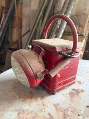 LAMPE DE CHEMINOT en métal laqué rouge. - Photo 1