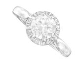 gros plan d'une bague en diamant sur fond blanc