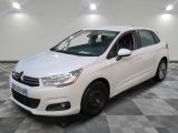 la voiture blanche est garée sur un sol en damier dans le garage