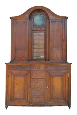 un vieux vaisselier en bois surmonté d'une horloge