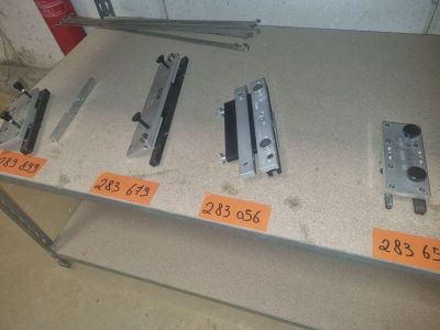tout un tas de pièces métalliques de toutes sortes posées sur une table