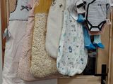 de nombreux vêtements de bébé suspendus à un portant près de la porte