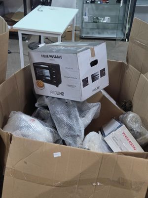 une boîte en carton sur laquelle est posée une autre boîte