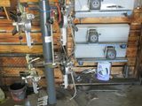une machine qui se trouve dans un garage, près d'un mur