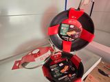 deux casseroles suspendues à une étagère dans une cuisine