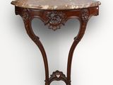 une petite table avec un plateau en marbre sur fond blanc