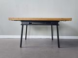 une image représentant une table avec un plateau en bois et des pieds noirs