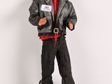 une figurine représentant un homme vêtu d'une veste et d'un pantalon