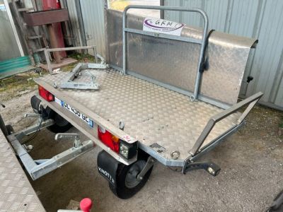 un camion équipé d'une benne à l'arrière