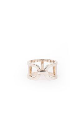 une bague en or blanc ornée de deux croix