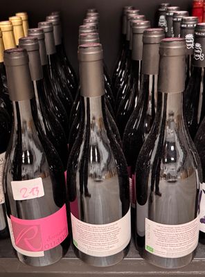 des bouteilles de vin sont alignées sur une étagère dans un magasin