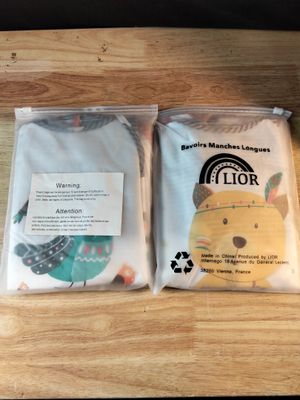 Lot de 2 pochettes (6 bavoirs manches longues).