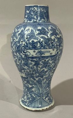 un vase bleu et blanc posé sur une table