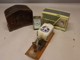 une petite horloge et une petite radio posées sur une table