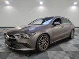 une Mercedes CLA grise garée sur un sol carrelé à damier