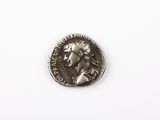 une pièce d'argent portant l'image d'un homme