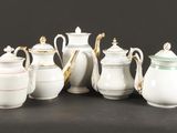 un ensemble de théières et de cafetières blanches et dorées