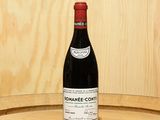 une bouteille de vin posée sur un tonneau