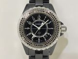 une montre noire dotée d'une lunette sertie de diamants
