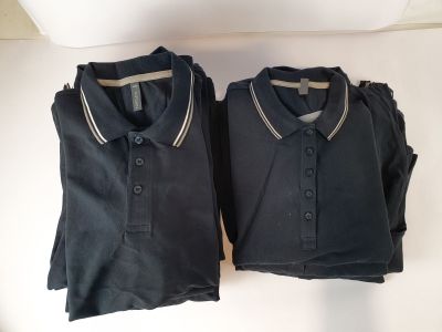 deux polos noirs posés l'un sur l'autre sur une table
