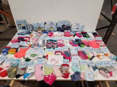 Lot composé d’environ 62 paires de chaussettes et collants p…