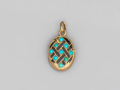 un pendentif en émail or et turquoise