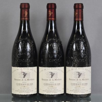 trois bouteilles de vin sont alignées sur une table