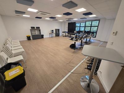 une pièce où il y a beaucoup de chaises et de tables