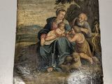 un vieux livre sur lequel figure le portrait d'une femme tenant un enfant dans ses bras