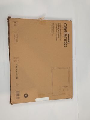 une boîte en carton sur laquelle est dessinée une image, posée sur une table