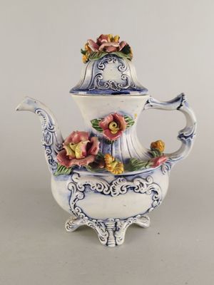 Théière en barbotine à décor floral H.