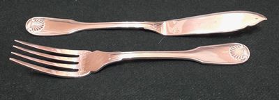 deux fourchettes posées sur une table