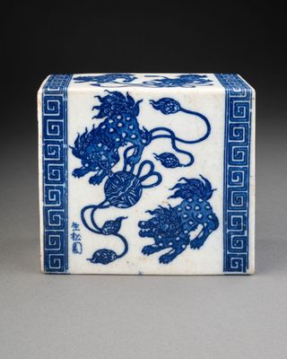 CHINE - Moderne. APPUIE-NUQUE à décor de chiens de Fô Porcel…