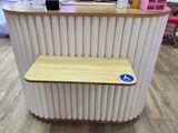 un petit bar avec un banc en bois au milieu de la pièce