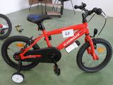deux vélos posés par terre dans une pièce