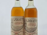 Deux bouteilles de Jolietes sont posées sur une surface blanche.