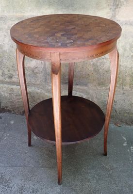 une petite table avec un plateau en bois posée sur un trottoir