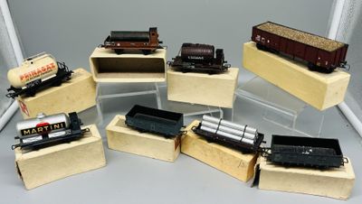 de nombreux petits trains miniatures exposés sur une table