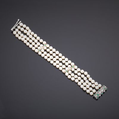 un bracelet en perles de culture et diamants