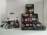 un grand nombre d'appareils électroniques posés sur une table