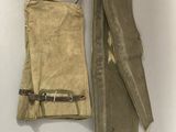 un vieux pantalon et un sac posés sur une table