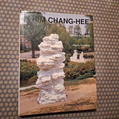 un livre posé sur une table