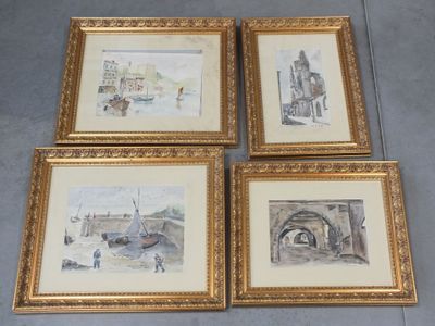 quatre aquarelles encadrées représentant des bateaux et des bâtiments, dans des cadres dorés