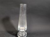 un vase en verre posé sur une table