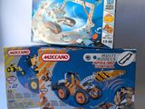 trois legos en boîte de véhicules de construction sur une surface blanche