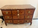 une commode en marbre dans une pièce