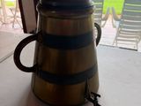 une cafetière posée sur un plan de travail devant une fenêtre